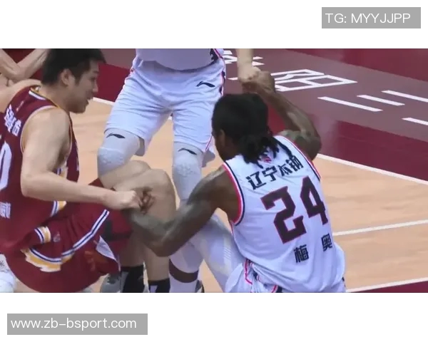 暖心一幕，任俊威向失去平衡的梅奥伸出双手